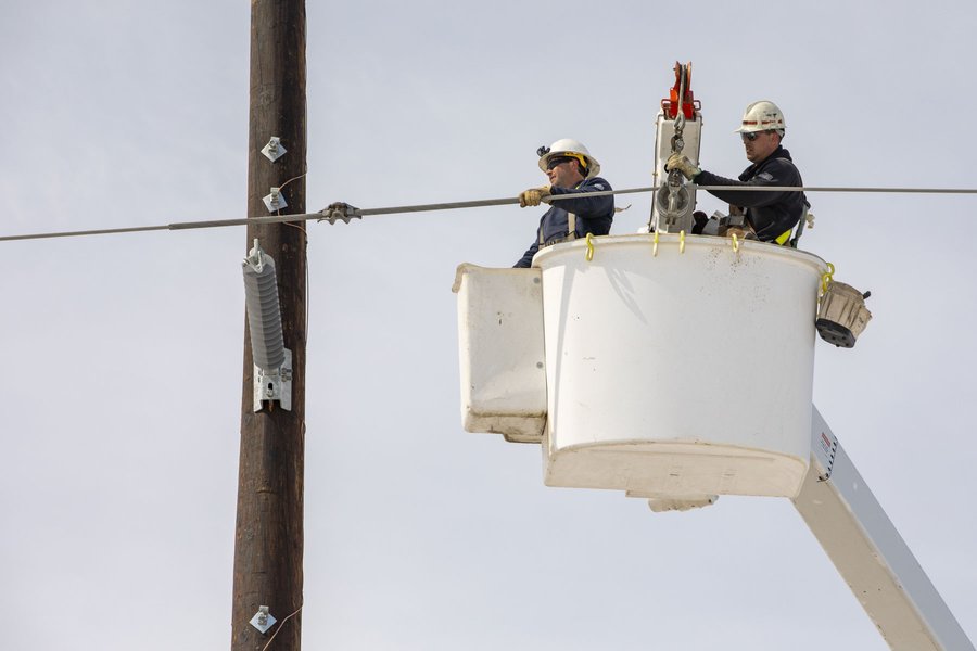 Photo: thereader.com Oppd linemen fixing power lines min