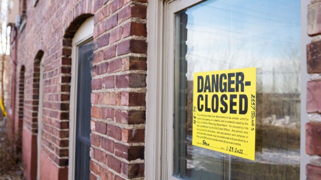 A notice by the City of Omaha on the outside of the Flora apartments at 2557 Jones Street. Photo taken by Chris Bowling on Jan. 25, 2022.